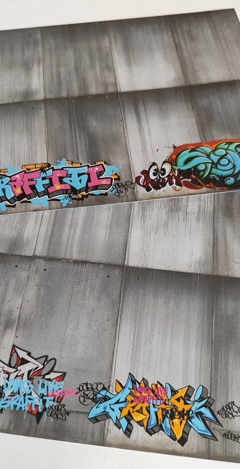 Dekorbögen moderne Betonwand mit Graffiti Set 1 Spur H0 13,8cm x 29,7cm | FS-Modellbahn.de