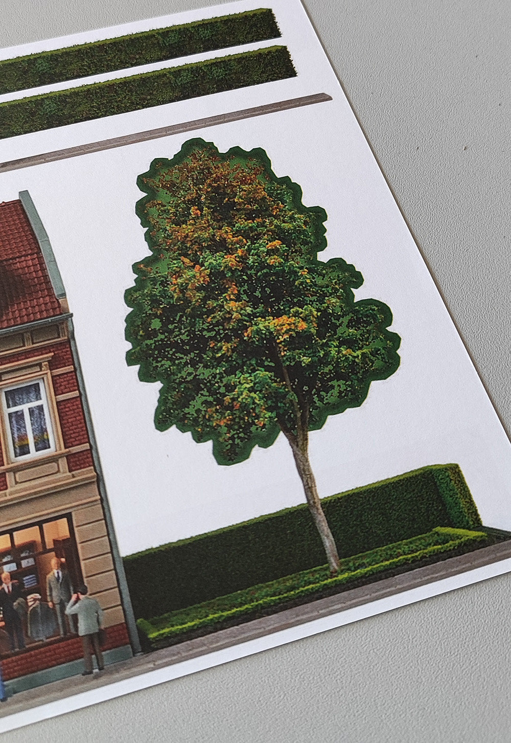 Model railroad background fashion store in two-story Gründerzeit building with small park 1:87 HO 1:87
