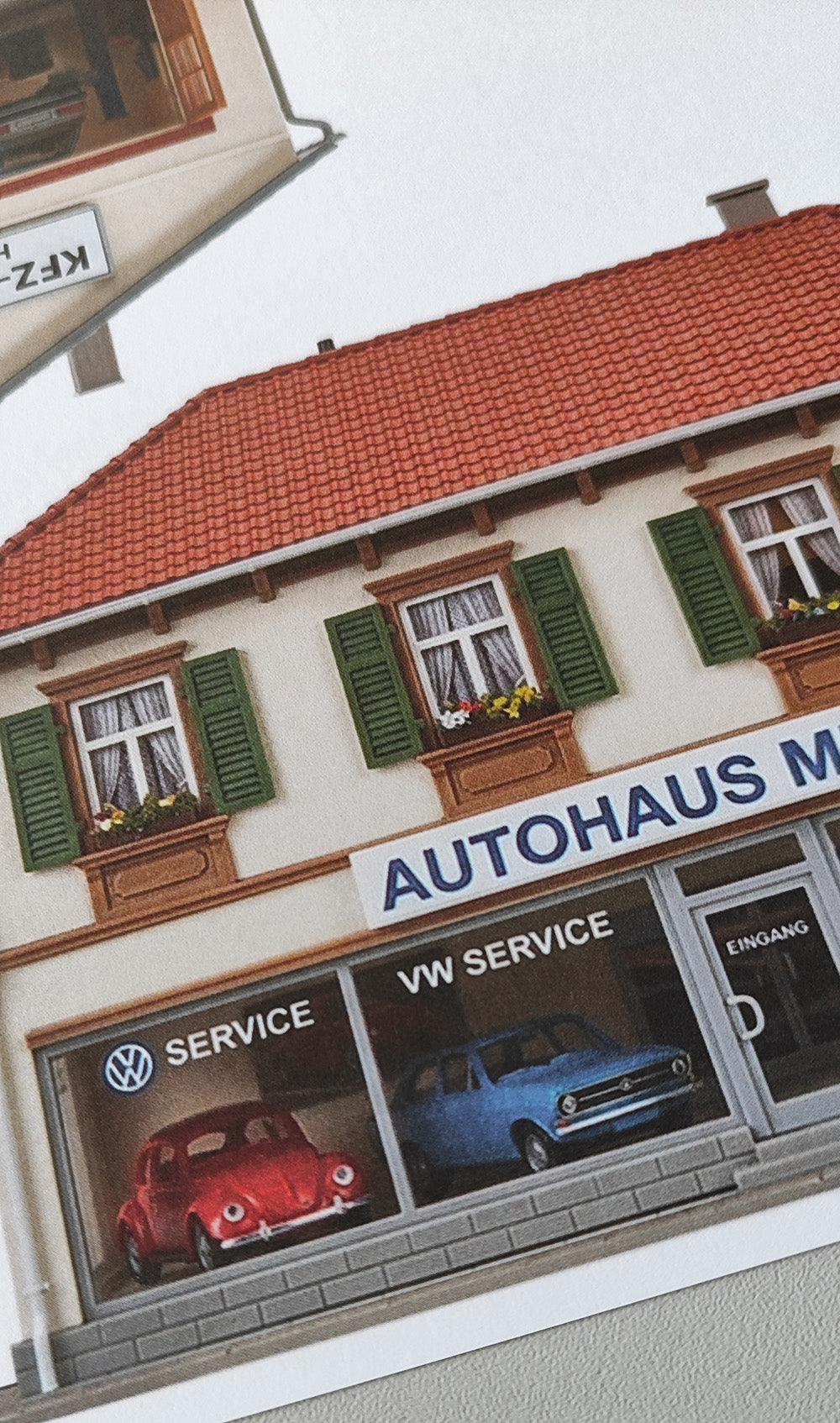 Modellbahnhintergrund Autohaus Müller mit Werkstatt Spur H0 inkl. Schrottplatz mit Bretterzaun und Baum Spur H0 1zu87 KM00000091