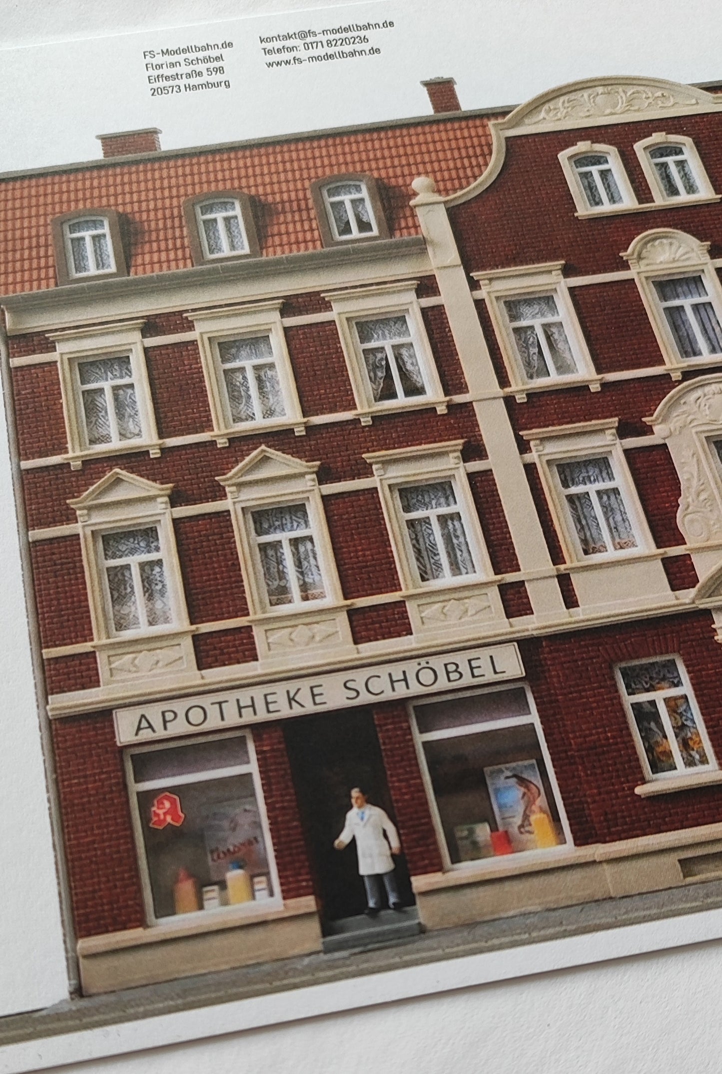 Modellbahnhintergrund Gründerzeit Mehrfamilienhaus mit Ziegelfassade und Stuckornamenten Spur H0 1zu87 KM00000099