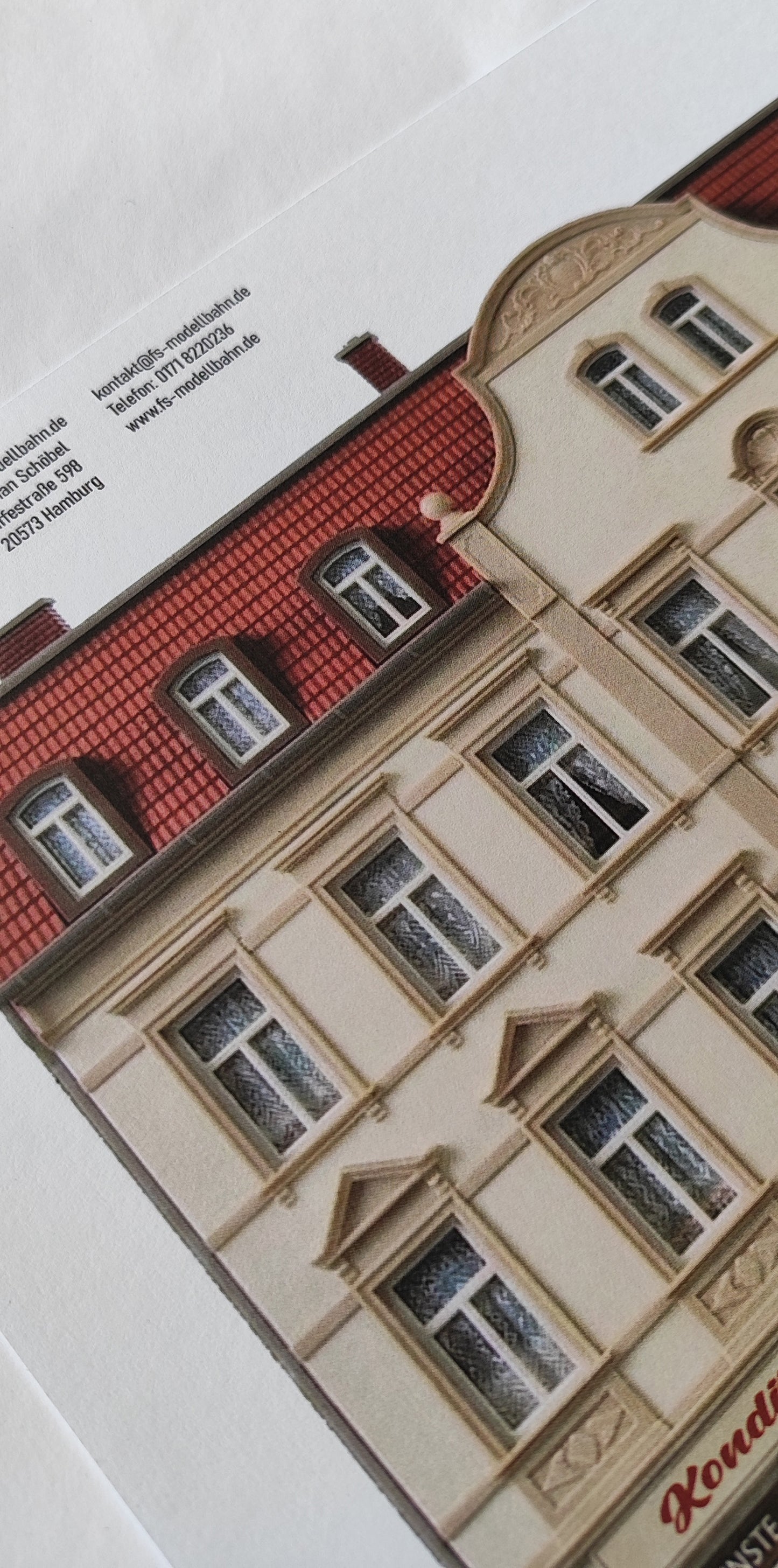 Model railway backdrop Gründerzeit apartment building with rendered facade and confectionery H0 scale 1:87
