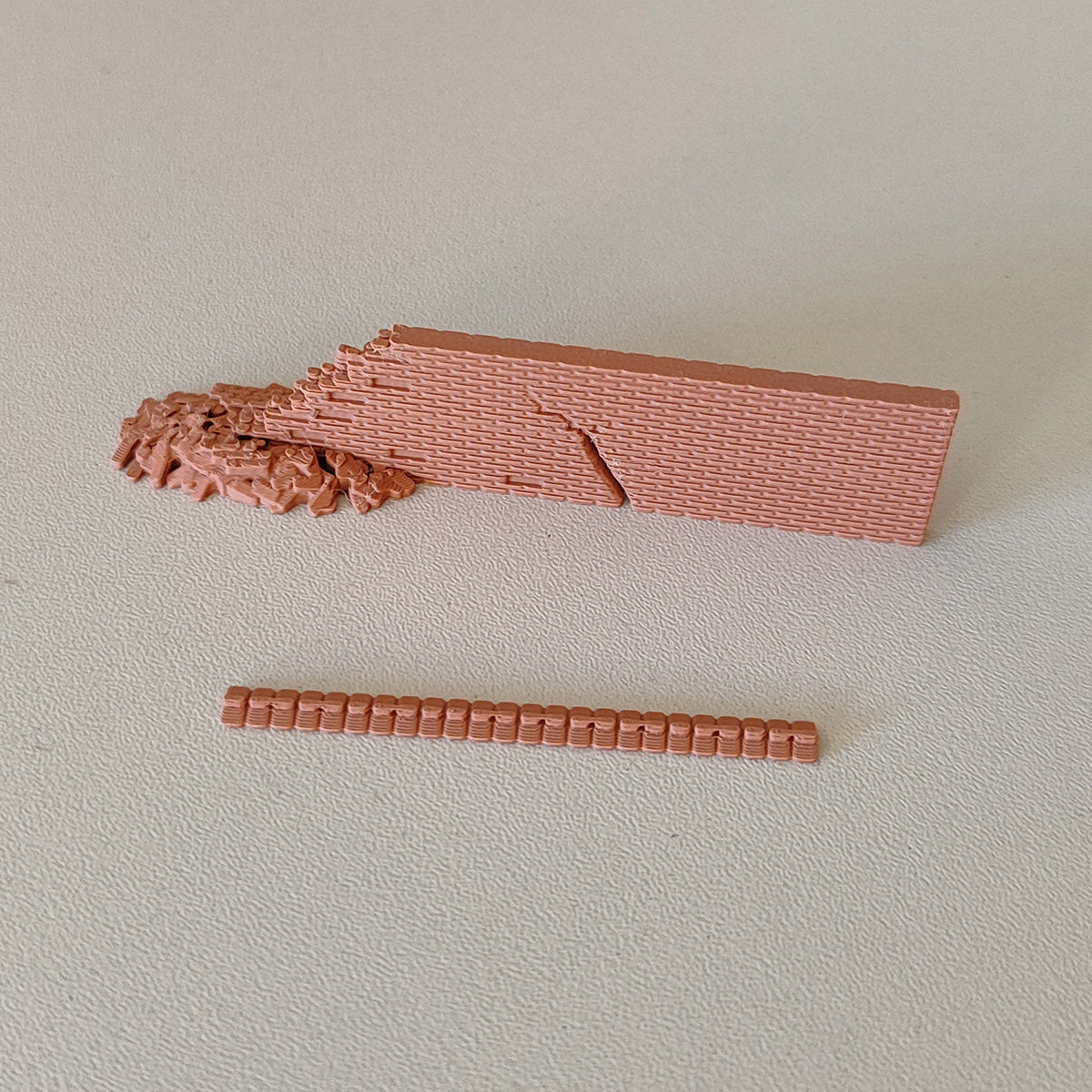 Eingestürzte Ziegelmauer mit Riss und Schutthaufen Spur H0