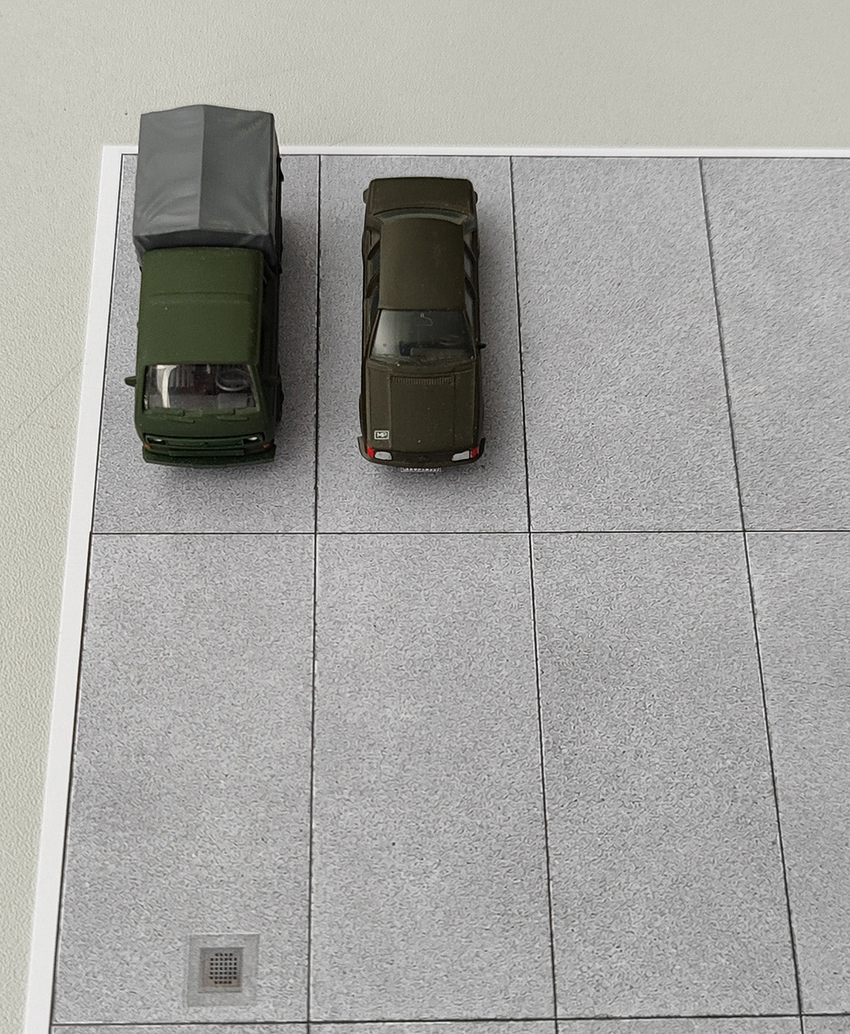 2er Set Dekorbögen Betonplattenboden für Kasernen und Gewerbe in Spur H0 | DB00000129