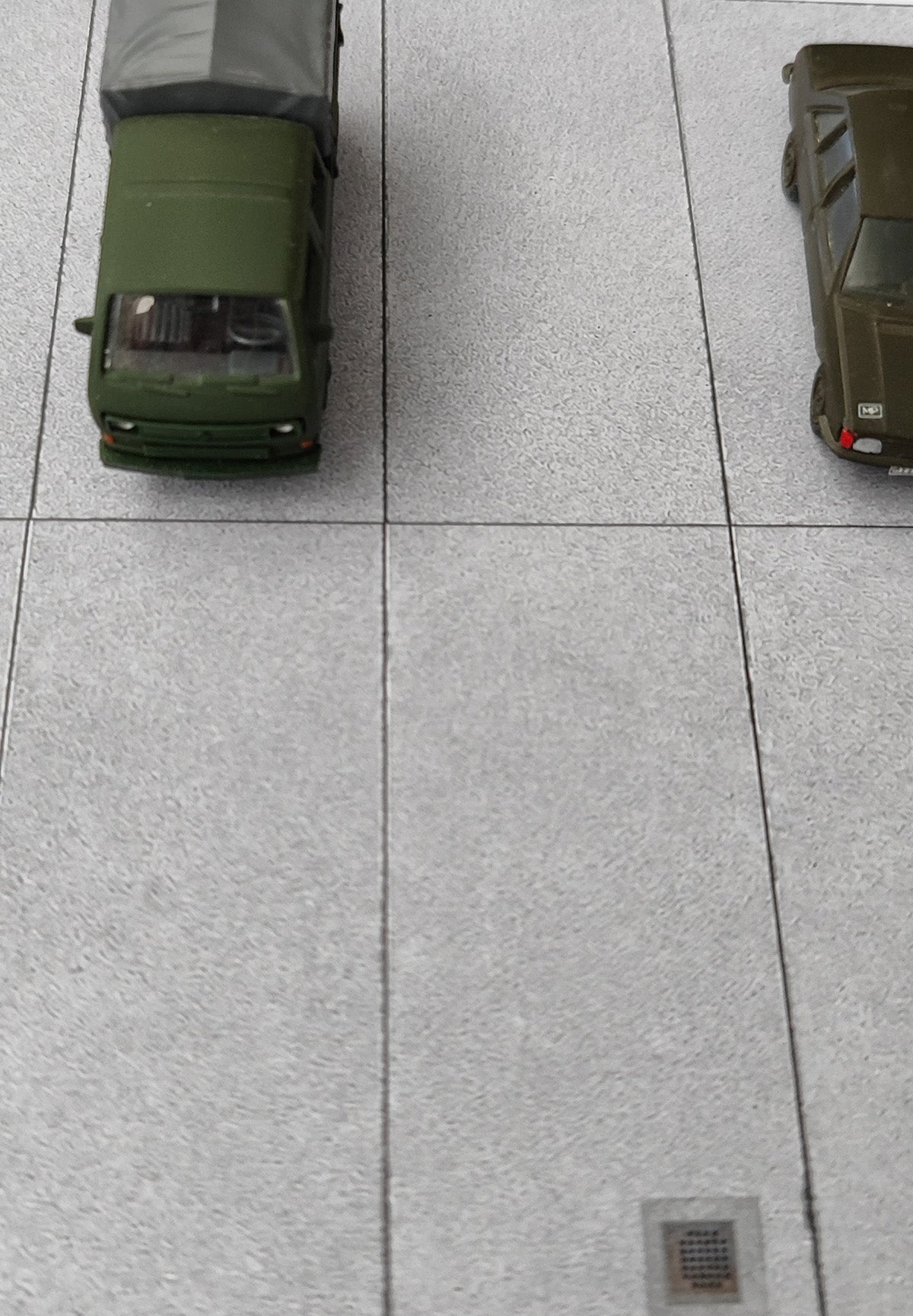 2er Set Dekorbögen Betonplattenboden für Kasernen und Gewerbe in Spur H0 | DB00000129