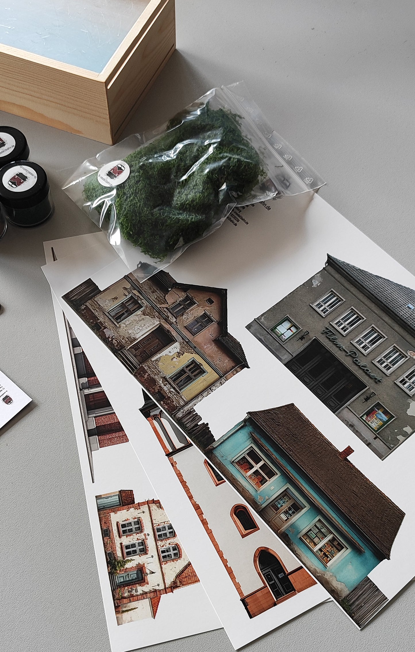 DioBox Diorama inkl. Landschaftszubehör und Hintergründen Spurweite H0 | DB00000128