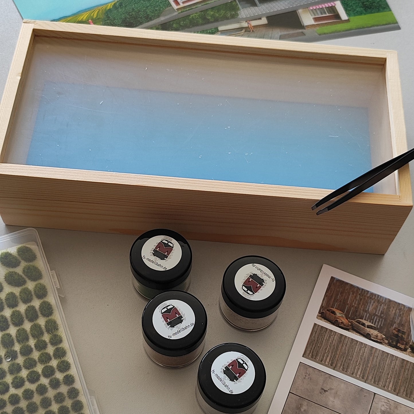 DioBox Diorama inkl. Landschaftszubehör und Hintergründen Spurweite H0 | DB00000128