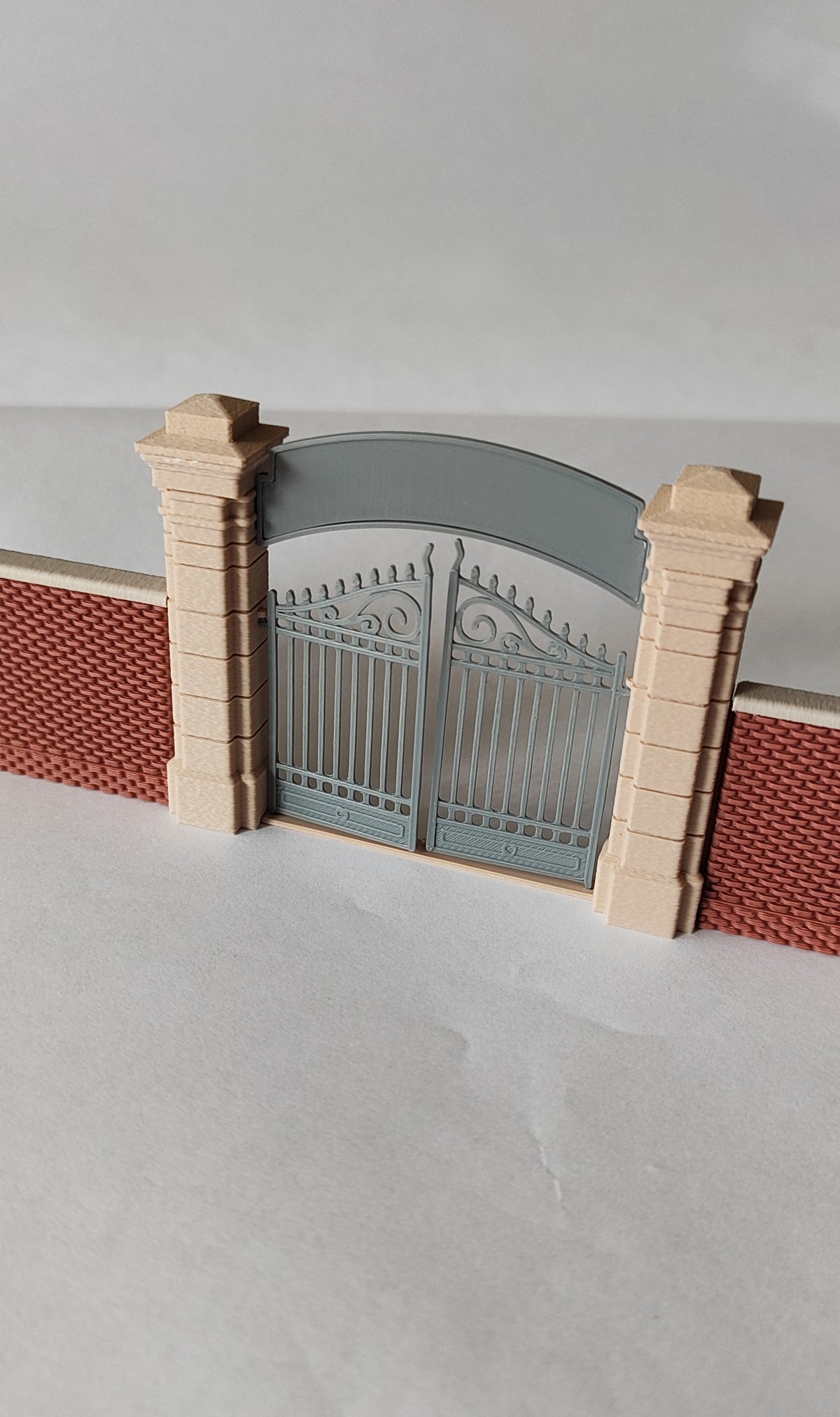 Factory Gate for Brick Walls with Cement Capping for Industrial Sites or Engine Sheds, H0 Scale