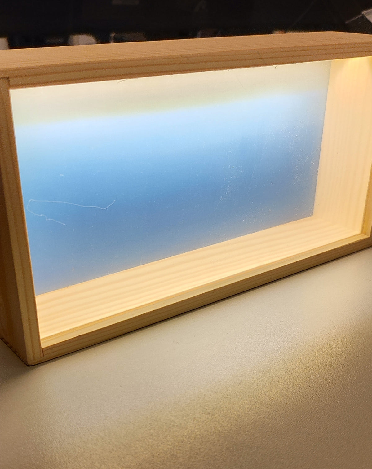 Scenarium beleuchtet Lokvitrine inkl. leicht transparentem Himmel und BW-Hintergrund