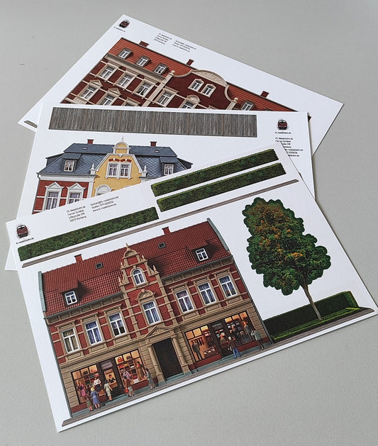 Modellbahnhintergrund 3er Set Gründerzeitgebäude mit Ziegel-Stuck-Fassaden und Einzelhandel mit einem Autohaus Spur H0 1zu87