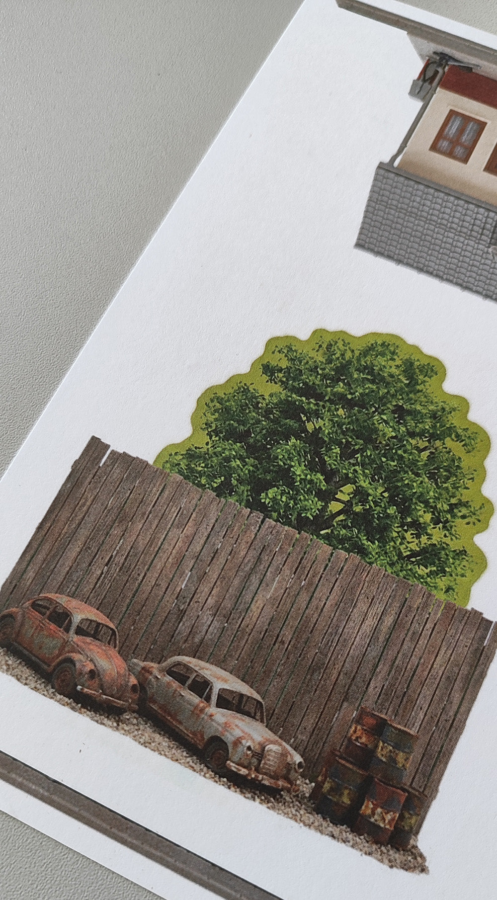 Modellbahnhintergrund Autohaus Müller mit Werkstatt Spur H0 inkl. Schrottplatz mit Bretterzaun und Baum Spur H0 1zu87 KM00000091