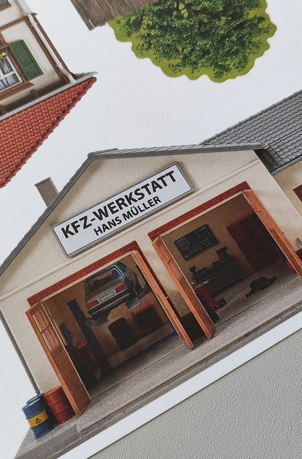 Modellbahnhintergrund Autohaus Müller mit Werkstatt Spur H0 inkl. Schrottplatz mit Bretterzaun und Baum Spur H0 1zu87 KM00000091