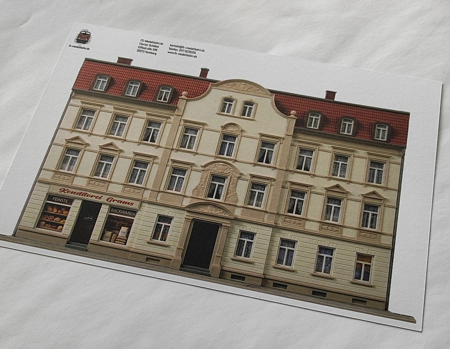Model railway backdrop Gründerzeit apartment building with rendered facade and confectionery H0 scale 1:87