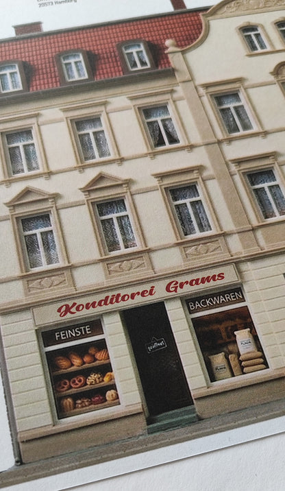 Modellbahnhintergrund Gründerzeit Mehrfamilienhaus mit Putzfassade und Konditorei Spur H0 1zu87