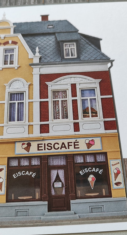 Model railway backdrop Pharmacy and Ice Cream Parlor in magnificent Gründerzeit building and grocery store and wooden fence H0 1:87