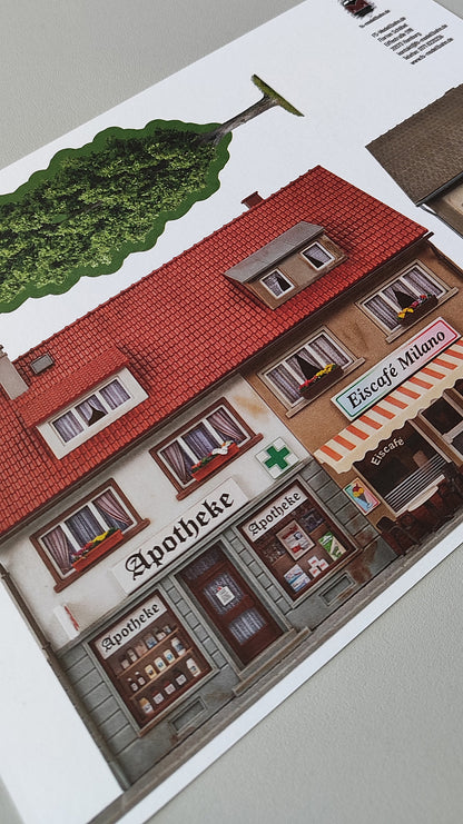 Modellbahnhintergrund zweigeschossige Gebäude Apotheke und Eiscafe Milano und Lebensmittelgeschäft und Baum H0 1zu87