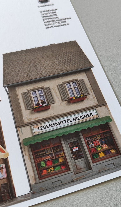 Modellbahnhintergrund zweigeschossige Gebäude Apotheke und Eiscafe Milano und Lebensmittelgeschäft und Baum H0 1zu87