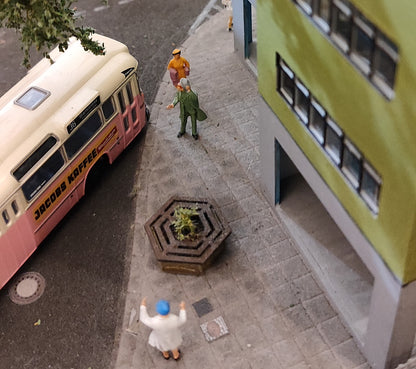Pflanzkübel mit Sitzbank 3 Stück im Set in 1:87 Spur H0 fertig coloriert